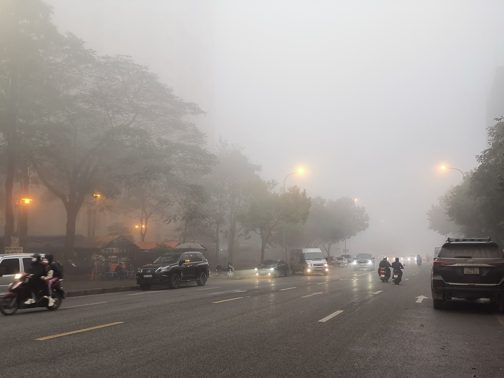 In December, Hanoi has relatively high humidity and often experiences fog at night and in the early morning